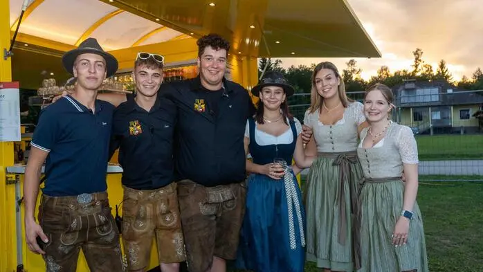 Die Zech Föderlach unter Obfrau Melanie Mayer lud am vergangenen Wochenende zum traditionellen Jahreskirchtag ins Festzelt beim Föderlacher Sportplatz. Zechmeister Marcel Warmuth und die rund 40 Mitgliederinnen und Mitglieder sorgten für das leibliche Wohl, musikalisch unterhalten wurden die zahlreichen Gäste von die „Lauser“. Am Sonntag ging es traditioneller zu. Nach der Festmesse und Prozession wurde beim Frühschoppen noch einmal gefeiert. Unter die Gäste mischten sich unter anderem Bürgemeisterin Doris Liposchek, die Vizebürgermeister Christian Mitterböck und Marlene Rogi (alle drei SPÖ) und FPÖ-Gemeindevorstand und Landtagsabgeordneter Markus di Bernardo. „Wir durften uns über viele Gäste und perfektes Kirchtagswetter freuen“, zeigt sich Mayer erfreut.