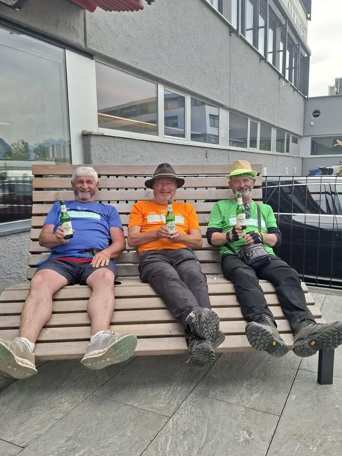 Pause muss sein: Die drei Wandersleute bei einer Rast vor Innsbruck