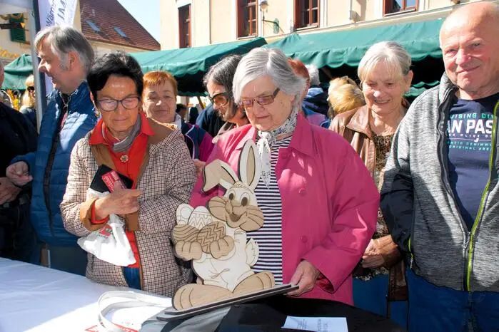 Von Kunsthandwerk mit bemalten oder bestickten Ostereiern, über verschiedene Pflanzensamen und Kräuter bis hin zu Schmuck oder Frühlingsdekoration - das umfangreiche Sortiment lud zum Stöbern ein. 