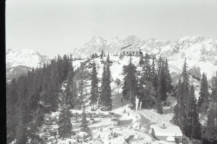 Bereits 1960 konnte durch die Mautstraßen auf der Hochwurzen Ski gefahren werden