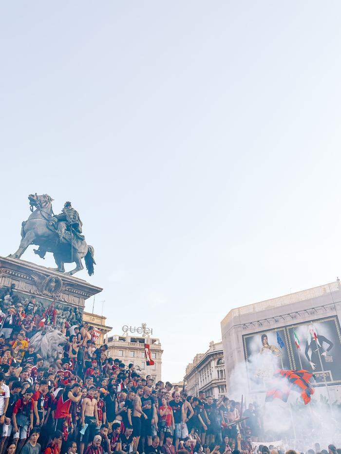 Die Milanisti besetzten die berühmte Reiterstatue Vittorio Emanuele II. 