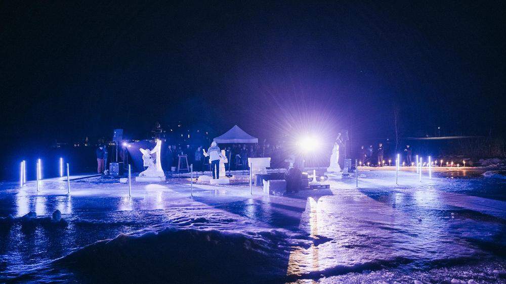 Künstler Terje Isungset und sein Team bei „Wise on ice“ am Weißensee