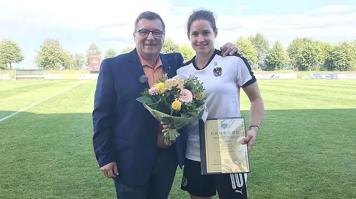 Nina Burger mit Bürgermeister Josef Anzböck