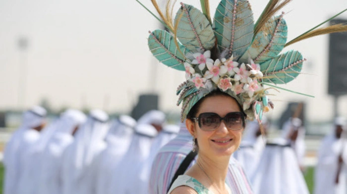 Auch in Dubai trägt die Dame von Welt eine illustre Kopfbedeckung, wenn sie das Dubai World Cup besucht.