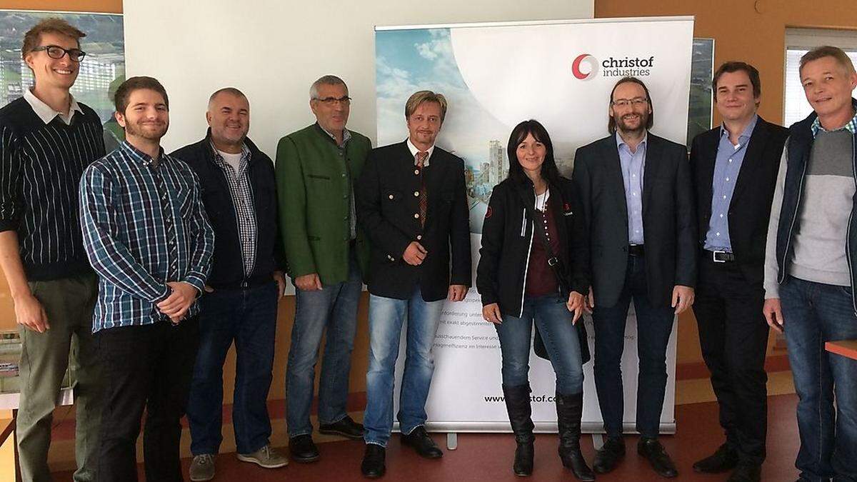 Präsentation mit Projektleiter Markus Ellersdorfer (Zweiter von rechts) und Bürgermeister Gerald Schmid (Mitte)