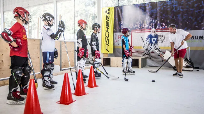 Vollste Konzentration beim Eishockey-Training bei 30 Grad Außentemperatur.