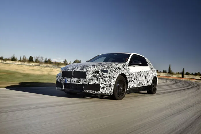 Aber es ist davon auszugehen, dass sich BMW mit der Frontantriebsarchitektur (auf der auch Minis und die Vans stehen) nicht lumpen lassen wird. Immerhin steht nicht weniger als die Freude am Fahren auf dem Spiel. Fünf Jahre Entwicklungsarbeit sind in die Plattform geflossen, derzeit werden die noch getarnten Vorserienfahrzeuge über die Handlingkurse der Bayern auf dem Testgelände im südfranzösischen Miramas geprügelt.