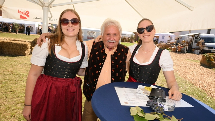 Bei strahlendem Spätsommerwetter fand das Sittersdorfer Weinfest am Sonntag, dem 27. September, statt. Das Fest startete beim Gemeindezentrum um 9 Uhr mit einer Feldmesse und der Weinsegnung. Um 10 Uhr folgt auf die offizielle Eröffnung ein umfangreiches Tagesprogramm mit Musik, ausgewählter Kulinarik und natürlich der Verkostung der Weine. 