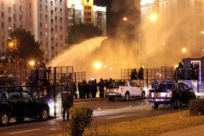 Er hetzt seine Truppen mit Gummigeschoßen, Tränengas, Wasserwerfern und Blendgranaten auf weitgehend friedliche Demonstranten in der Ex-Sowjetrepublik Weißrussland (Belarus).