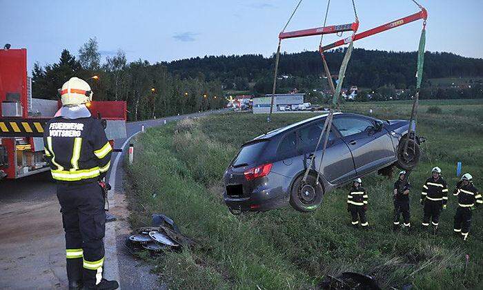 Bergung eines Unfallwagens durch die FF Voitsberg