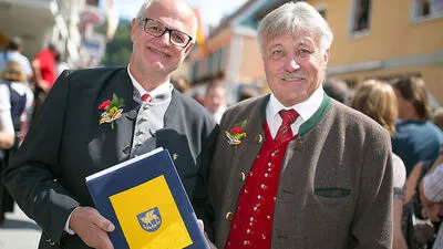 Von links: Marktmeister Arthur Ottowitz mit Bürgermeister Stefan Visotschnig 