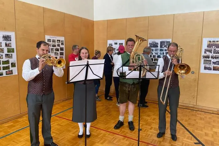 In der Turnhalle der Volksschule eröffnete ein Bläserquartett des Musikvereins die Veranstaltung.