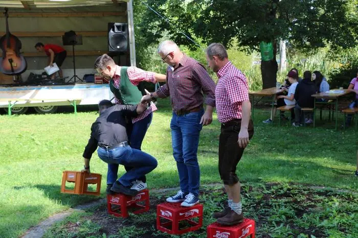 Neben Kulinarik und Musik der Peintriegelband und der Koflechler's gab es auch Wettkämpfe in der Bachgstättn. Im Bierkistenlauf und Bierkrug-schießen duellierten sich die Besucher.