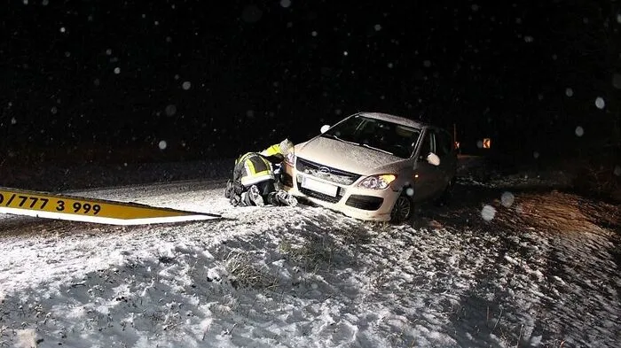 Die Feuerwehren mussten zwei Fahrzeuge bergen