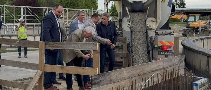 Mit einer Fuhre Beton für ein Fundament wurde die Bauphase eingeläutet