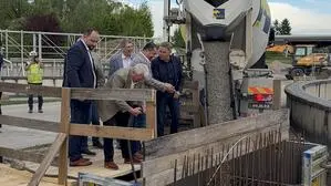 Mit einer Fuhre Beton für ein Fundament wurde die Bauphase eingeläutet