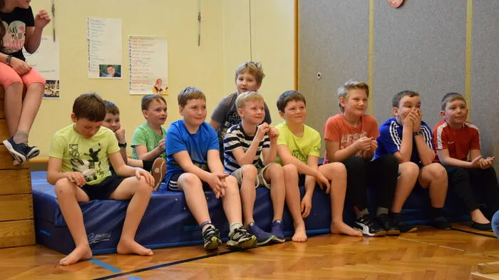 Gespannt warteten die Schüler im Turnsaal auf den Beginn der ganz besonderen Turnstunde.