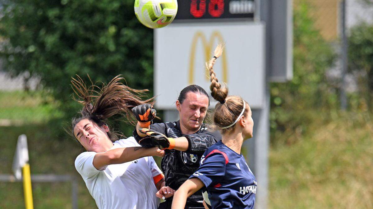 Die Lady Hawks (weiß) gehen als „Underdog“ in die Frauen-Großfeldliga 