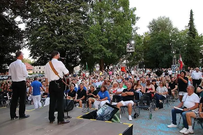 Die Besucherinnen und Besucher, unter ihnen Bürgermeister Jochen Bocksruker und Stadtrat Josef Rudolf Schüller, dankten den Musikern mit tosendem Applaus.