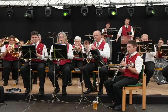 Wetterbedingt musste der Festakt vom Festplatz ins Festzelt verlegt werden. Der Musikverein Bretstein eröffnete die Feierlichkeiten mit dem Marsch „Freude zur Musik“.