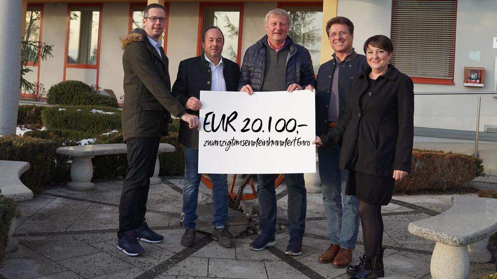 Großzügig: Unternehmer Rolf Zwittnig (Mitte) und Seiersbergs Bürgermeister Werner Baumann (2.v.r.) sowie Heinz Kielhauser (2.v.l.) und Bakir und Augustina Silajdzic	