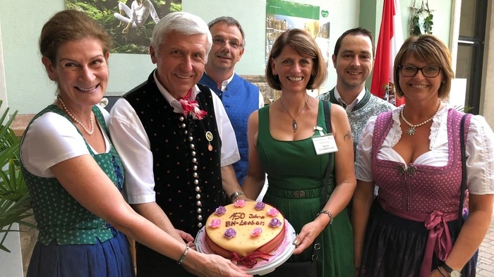 Kummts eina“, hieß es gestern Nachmittag bei der Bezirkshauptmannschaft Leoben, wo Bezirkshauptmann Walter Kreutzwiesner und seine Mitarbeiterinnen und Mitarbeiter zum Geburtstagsfest luden – galt es die 150 Jahre des Bestehens der Bezirksbehörde gebührend in Szene zu setzen.