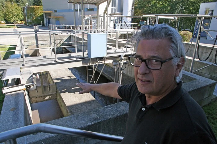 Betriebsleiter Robert Regvar bei den Absetzbecken, der ersten Stufe der mechanischen Reinigung.