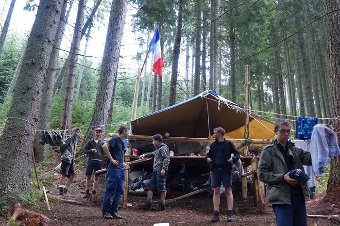 Die Burschen kommen aus Versaillies in der Nähe von Paris, wo sie den Pfadfindern "Scouts de l'Europe" angehören, die in Versailles 4500 Mitglieder zählen.
