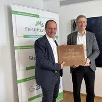 Gleisdorfs Bürgermeister Christoph Stark und Feistritzwerke-Geschäftsführer Erich Rybar mit der Chronik zum Bau des Kraftwerkes in der Stubenbergklamm