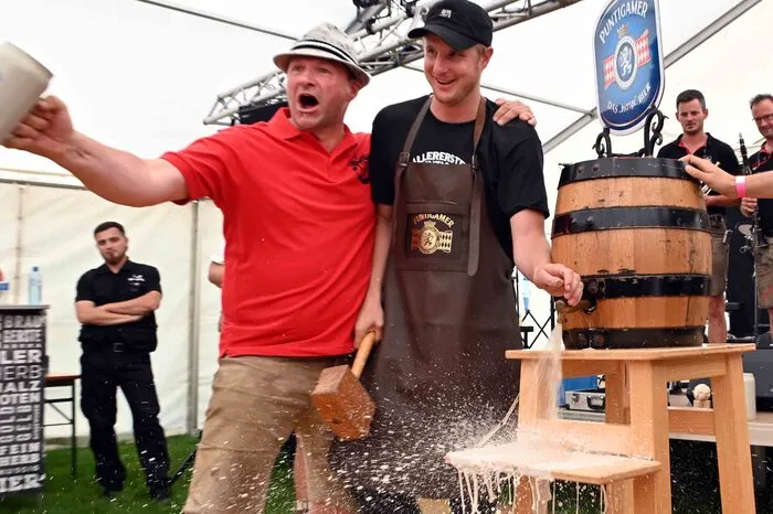 Peter Tengg (Brauunion) mit Martin Hinteregger. Klicken Sie sich bitte durch die Fotoserie