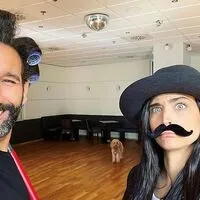 Auf Abstand, aber immer für einen Scherz zu haben: die Klagenfurterin Amira Pocher und ihr Tanzpartner Massimo Sinató