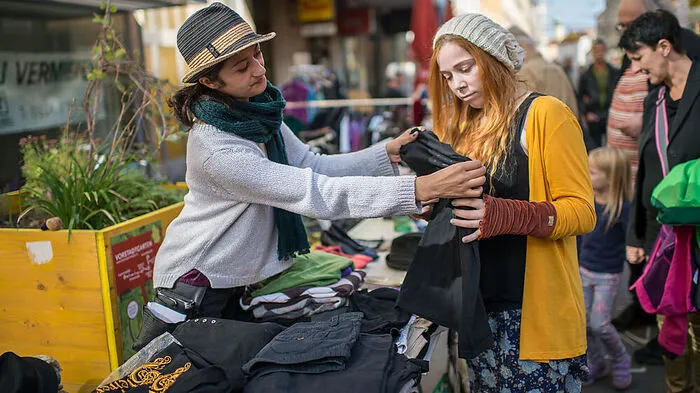 Tauschen, Schmöckern, Nachbarn treffen: Beim Annenviertel-Flohmarkt