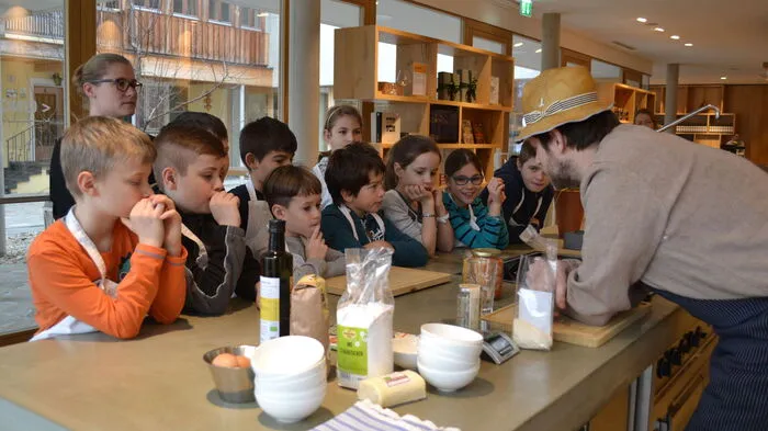Koch Josef Floh bereitete mit den Kindern der Volksschule Pöllau in der Ölmühle Fandler gesunde und vielfältige Gerichte zu.