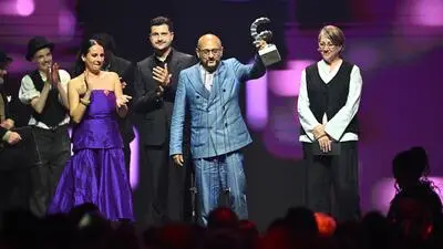 Das Team der Preisträger "Bester Film", der dieses Jahr an den Film „Perla“ ging
