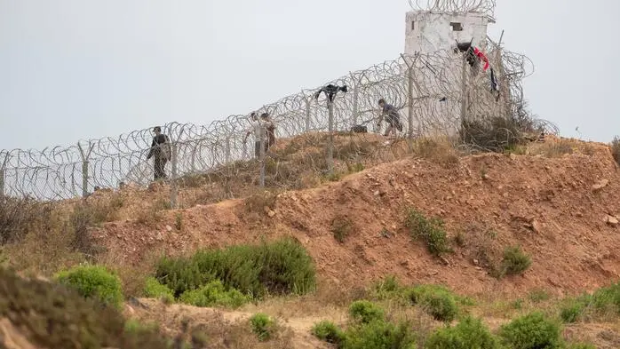 Migranten versuchen über die Grenze zu gelangen