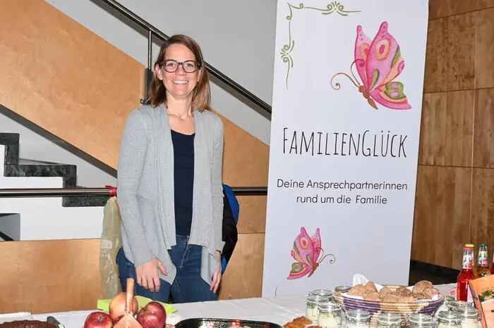 Nina Weiss-Moser vom Verein FamilienGlück unterstützte die Sommersportbörse mit Kuchen und Kaffee