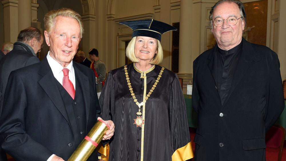 Rektorin Christa Neuper mit Günther Ziesel (l.) und Gerfried Sperl, die gemeinsam mit 30 weiteren AbsolventInnen der Universität Graz das „Goldene Doktordiplom“ erhielten