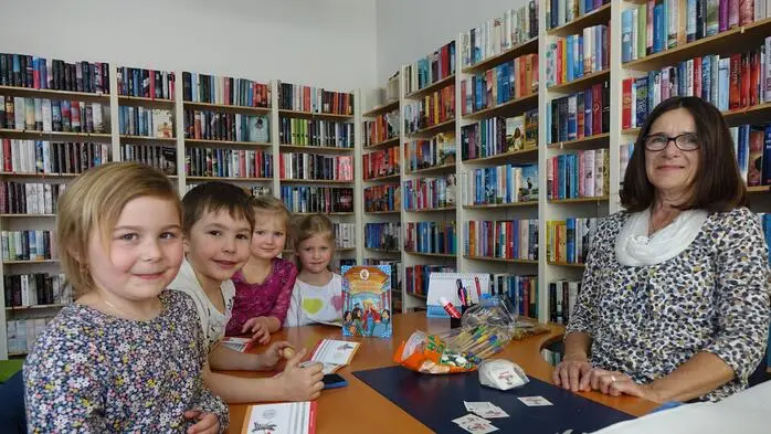 In der Bibliothek in Wartberg hat Eveline Mautner (rechts) bereits 2019 zum Vorlesetag geladen. Heuer findet der Vorlesetag am alten Fußballplatz Wartberg statt