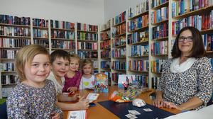 In der Bibliothek in Wartberg hat Eveline Mautner (rechts) bereits 2019 zum Vorlesetag geladen. Heuer findet der Vorlesetag am alten Fußballplatz Wartberg statt