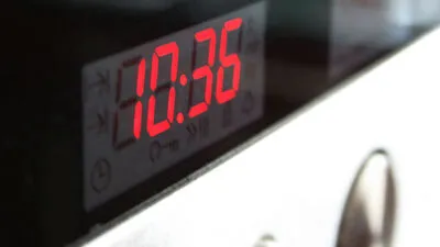 Rund sechs Minuten gehen die meisten netzgebundenen Digitaluhren derzeit nach