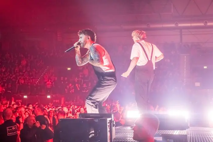 Die deutsche Metallcore Band Electric Callboy (ex Eskimo Callboy) live in der Arena Leipzig vor 12000 Zuschauern. Mitglieder: Gesang Nico Sallach (seit 2020) Shouting, Keyboard Kevin Ratajczak Gitarre Daniel Danskimo Haniß Gitarre, DJ 1 Pascal Schillo Bass Daniel Klossek Schlagzeug Frank Zummo (seit 2025) Electric Callboy Leipzig *** The German metalcore band Electric Callboy ex Eskimo Callboy live in the Arena Leipzig in front of 12000 spectators Members Vocals Nico Sallach since 2020 Shouting, Keyboard Kevin Ratajczak Guitar Daniel Danskimo Haniß Guitar, DJ 1 Pascal Schillo Bass Daniel Klossek Drums Frank Zummo since 2025 Electric Callboy Leipzig