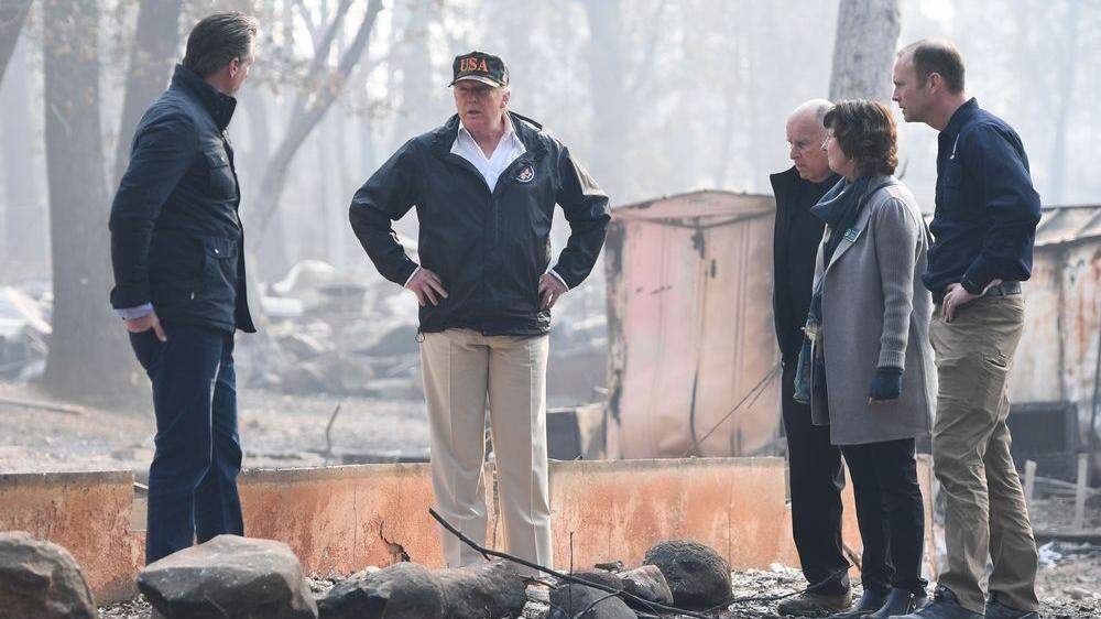 Donald Trump bei seinen Besuch in den Waldbrandgebieten in Kalifornien 