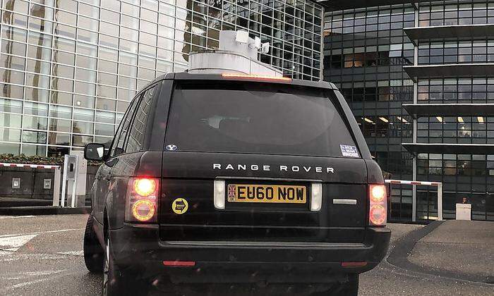 Schwarzer Range Rover bei der Zufahrt zum EU-Parlament: deutliches Signal