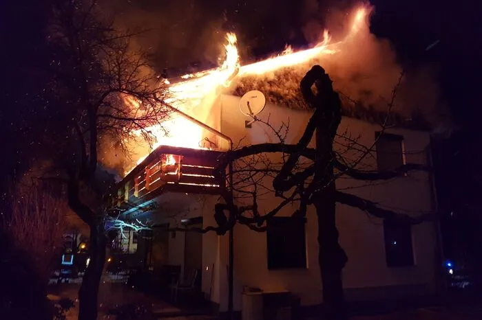 Rund 80 Feuerwehrleute standen im Löscheinsatz.