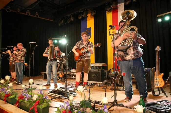 Auch die Musik stimmte. Im großen Ballsaal geigten „Carinthia Live“ ...