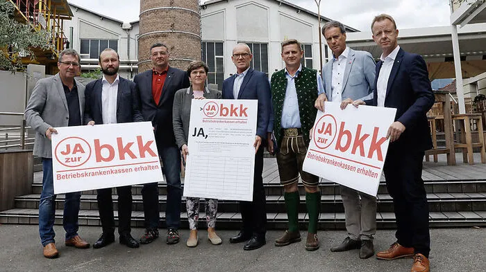 Stilecht vor der Böhler-Kulisse: Koch, Lercher, Leichtfried, Sandler, Bacun, Wallner, Kratzer und Abl sagen "Ja zur BKK"