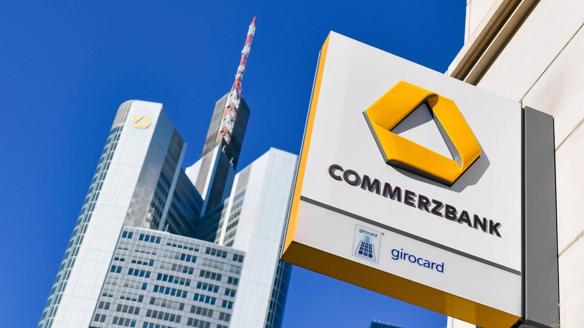 Im Hintergrund: der Commerzbank Tower in Frankfurt am Main 