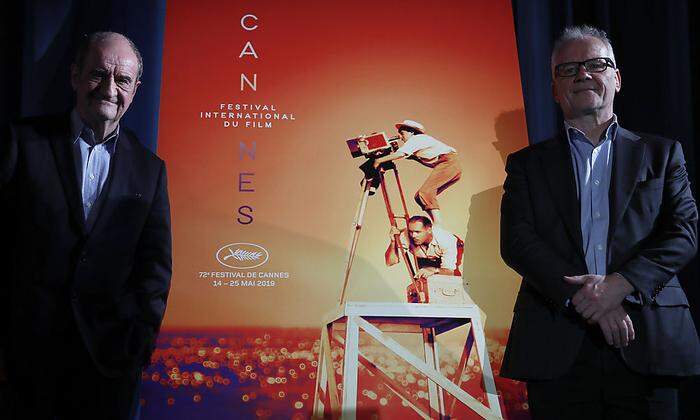 Festivaldirektor Thierry Fremaux (rechts) und Festivalpräsident   Pierre Lescure mit dem Plakat, das Filmemacherin Agnes Varda auf dem Rücken ihres Kamermanns zeigt