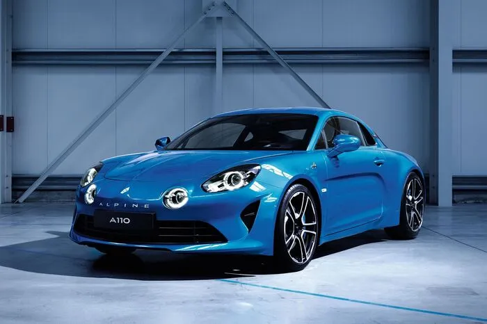 Alpine ist wieder da – mit 252 PS und 1080 Kilogramm. Die erste Auflage der neuen Alpine A110 namens "Premiere Edition" ist bereits ausverkauft – um 62.200 Euro pro Stück. Die Basismodelle werden preislich darunter liegen – und sind bestellbar. Drei Händler verkaufen die Alpine in Österreich (Linz, Wien). In der Steiermark: Vogl + Co in Graz.