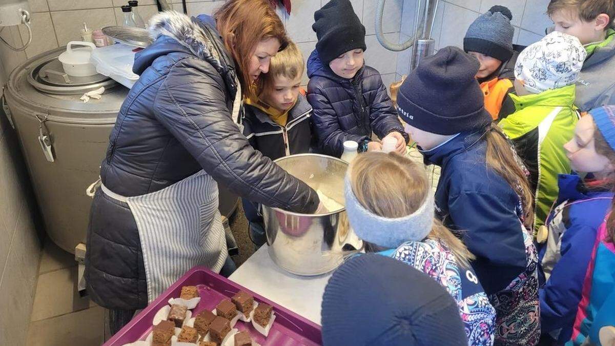 Die Kinder beim Käse machen mit Ulli Hopfgartner